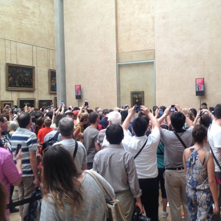 Толпа туристов у картины "Мона Лиза" в Лувре