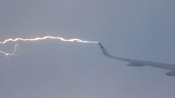Кадр из видео, на котором в самолет попала молния