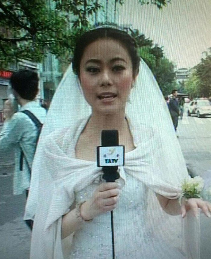 33. Репортер выходила замуж, когда в Сычуани произошло землетрясение. Она немедленно отправилась на работу