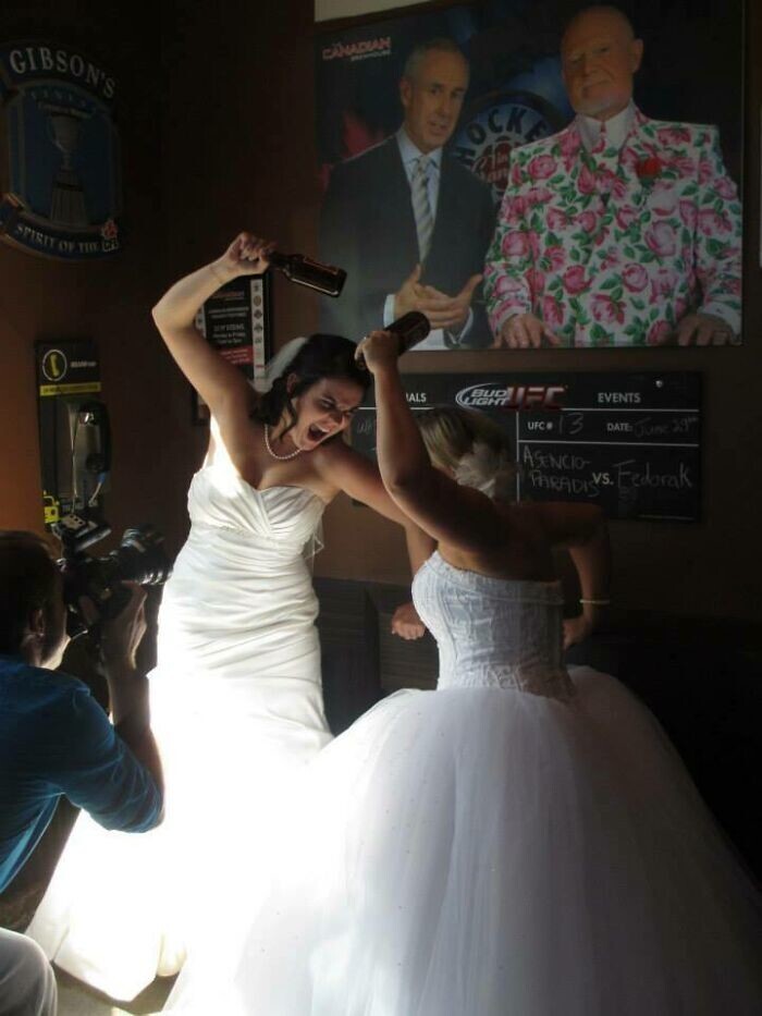 34. "Моя сестра хотела сделать пару свадебных фото в любимом пабе, но встретила там другую невесту"