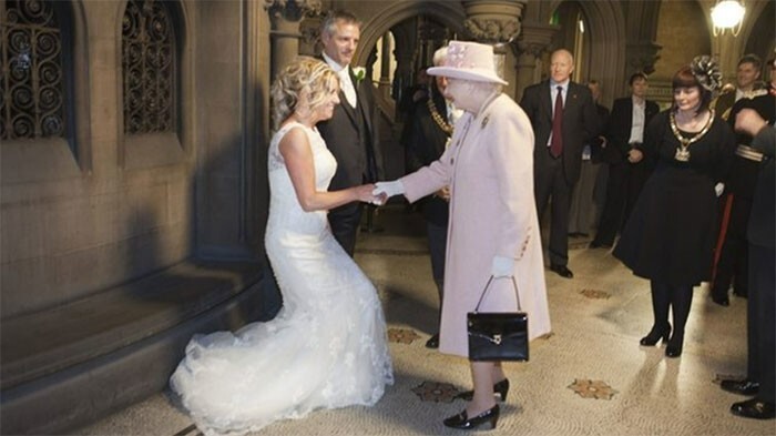 6. В 2012 году пара из Великобритании в шутку пригласила на свадьбу королеву, а она взяла и пришла