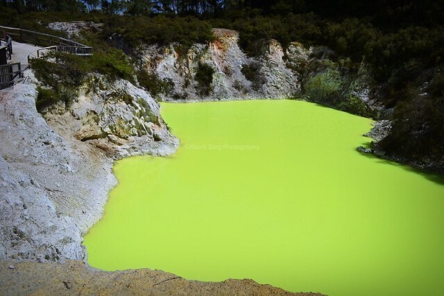 "Ванна дьявола": неоново-зелёный серный бассейн в Новой Зеландии