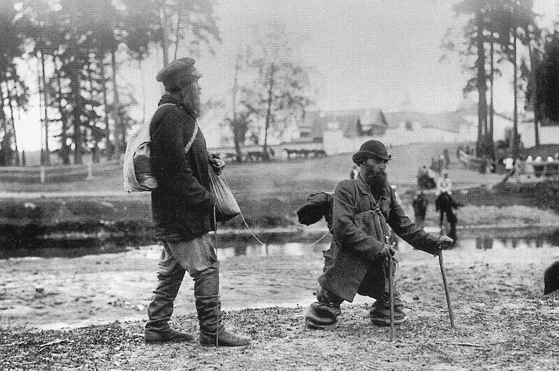 Странники идут по берегу реки в Саровский монастырь.Безногий ведет слепого за верёвочку, 1903 год