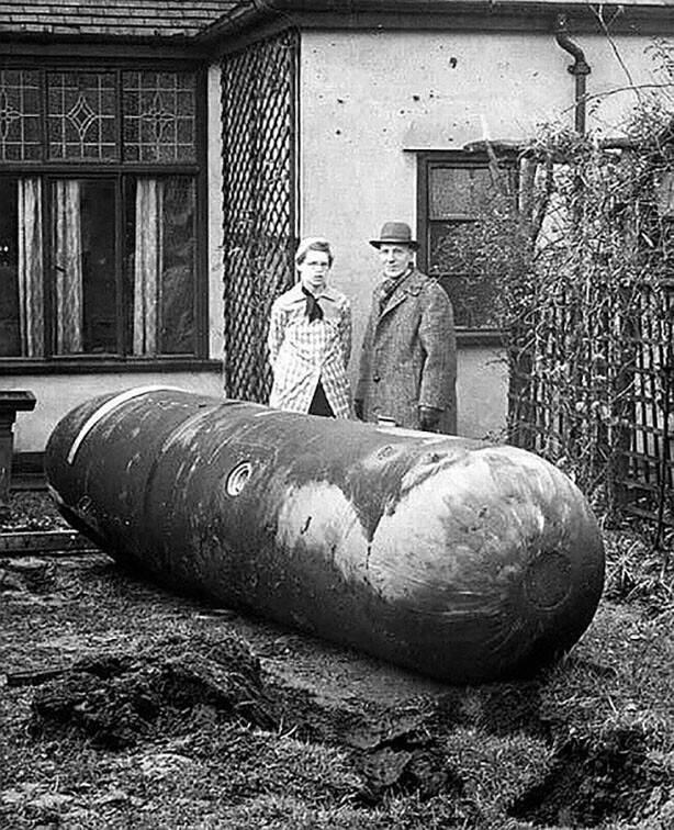 Неразорвавшаяся немецкая парашютная бомба в г. Ливерпуль, Англия, 1940 год