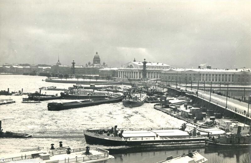 Навал судов на мост, Ленинград. Шквальный ветер сорвал с якорей более 30 судов и бросил их на мост. 12 ноября 1956 год.