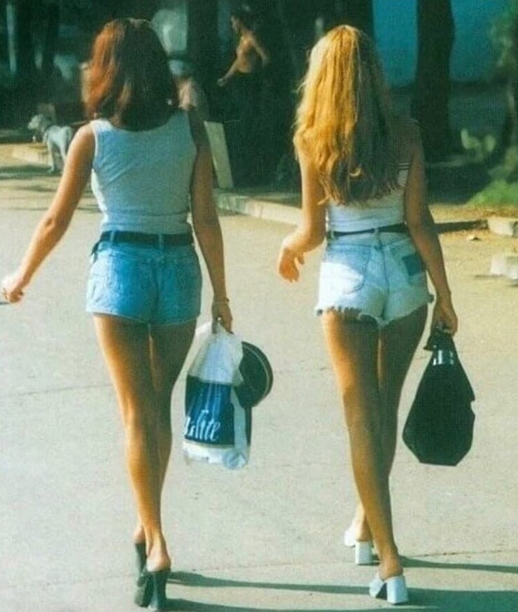 9. Девушки прогуливаются по летнему Владивостоку, 1990-е