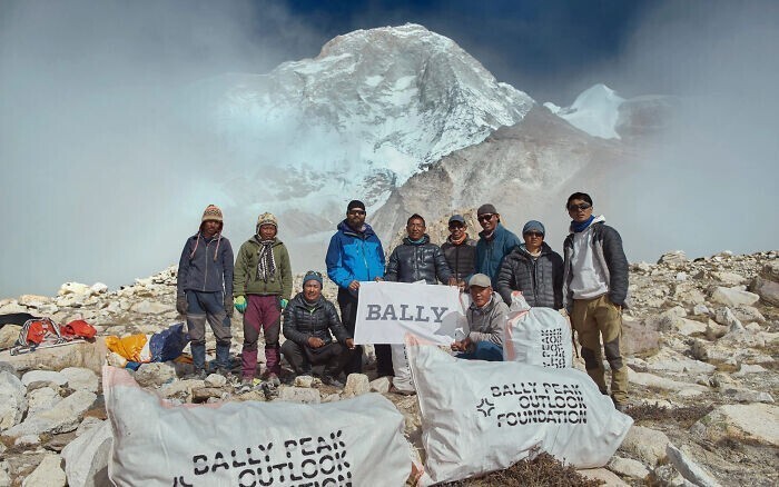 Непальские скалолазы убрали с Эвереста 2,2 тонны мусора
