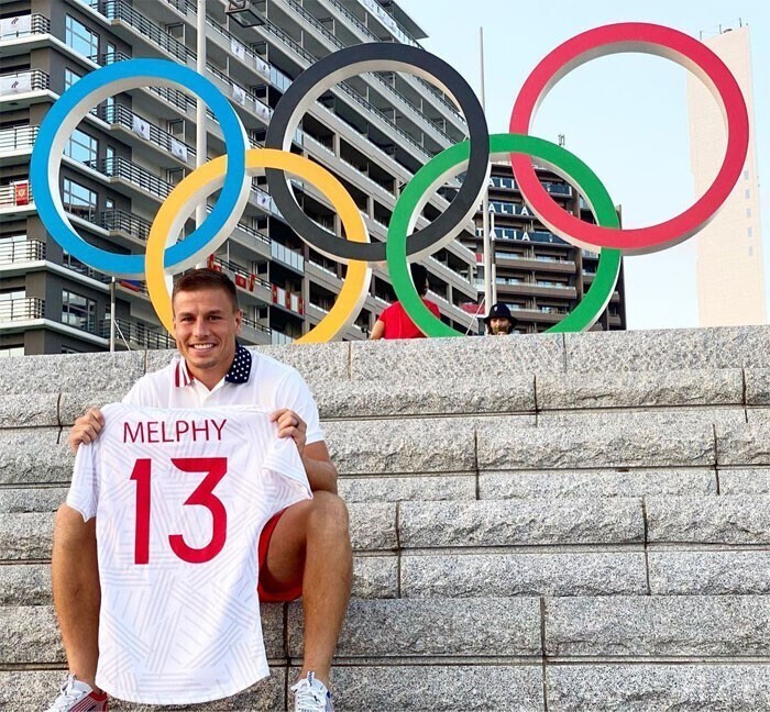 Спортсмены с удовольствием рассказывают об Олимпийской деревне в социальных сетях, и один из них - регбист из США Коди Мелфи