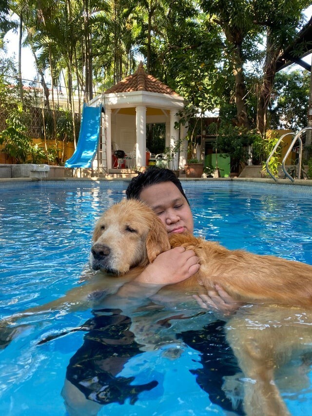 Наш старый пёс уже не может плавать сам, поэтому я ему помогаю