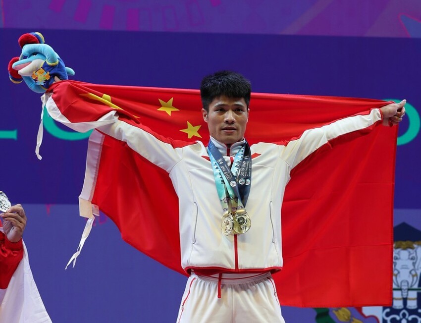 «Стойка фламинго»: китайский штангист взял золото ОИ и установил рекорд стоя на одной ноге