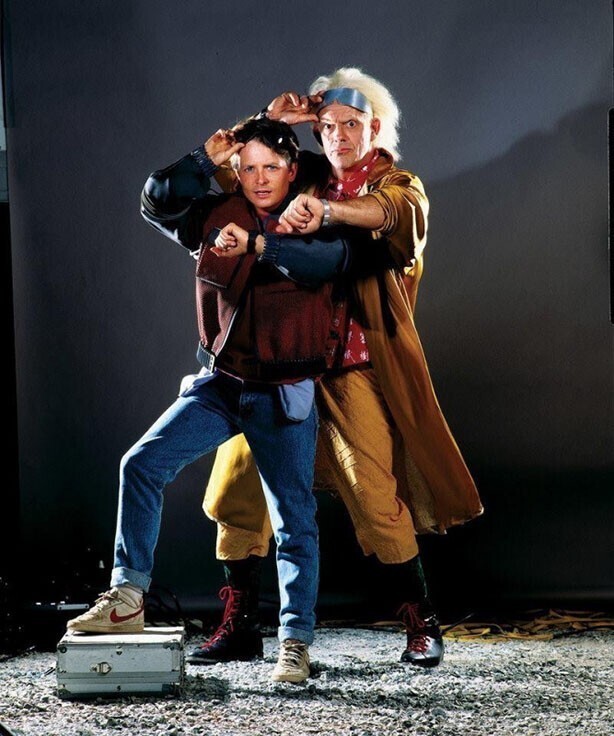 Майкл Дж. Фокс и Кристофер Ллойд позируют для плаката к фильму «Назад в будущее II». 1989