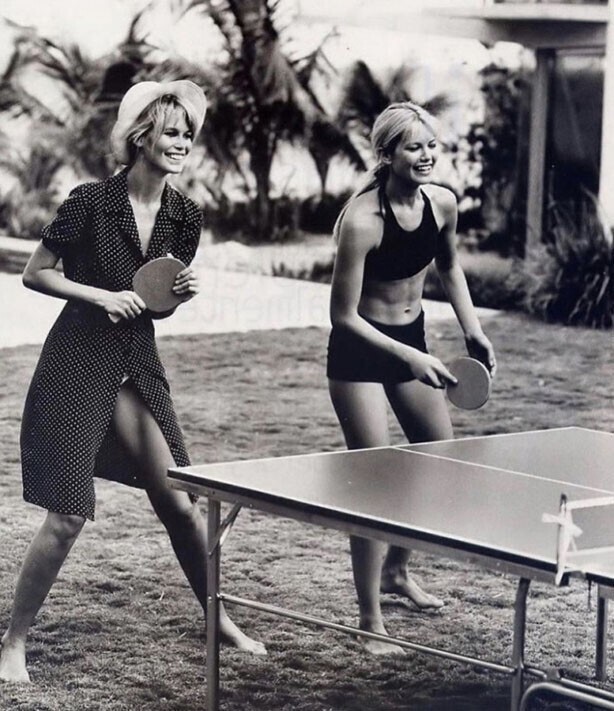 Клаудия Шиффер и Валерия Мазза играют в настольный теннис, 1995 год.