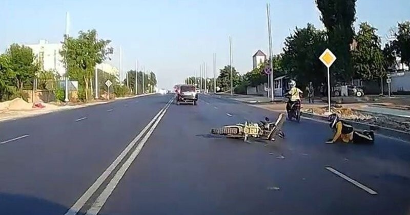 Факир был пьян и фокус не удался: неумелый мототрюкач из Крыма попытался проехать на заднем колесе