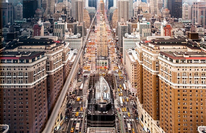 Нью-Йорк отражается в небоскребе