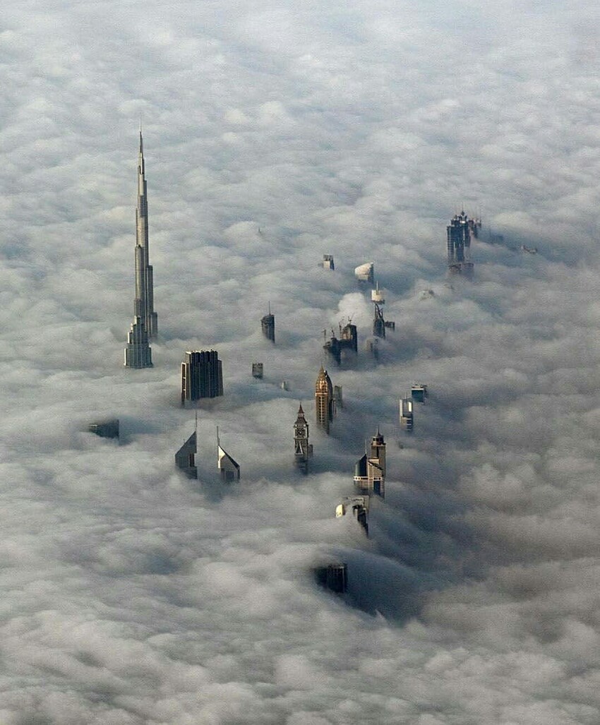 Небоскребы Дубая проглядывают сквозь облака