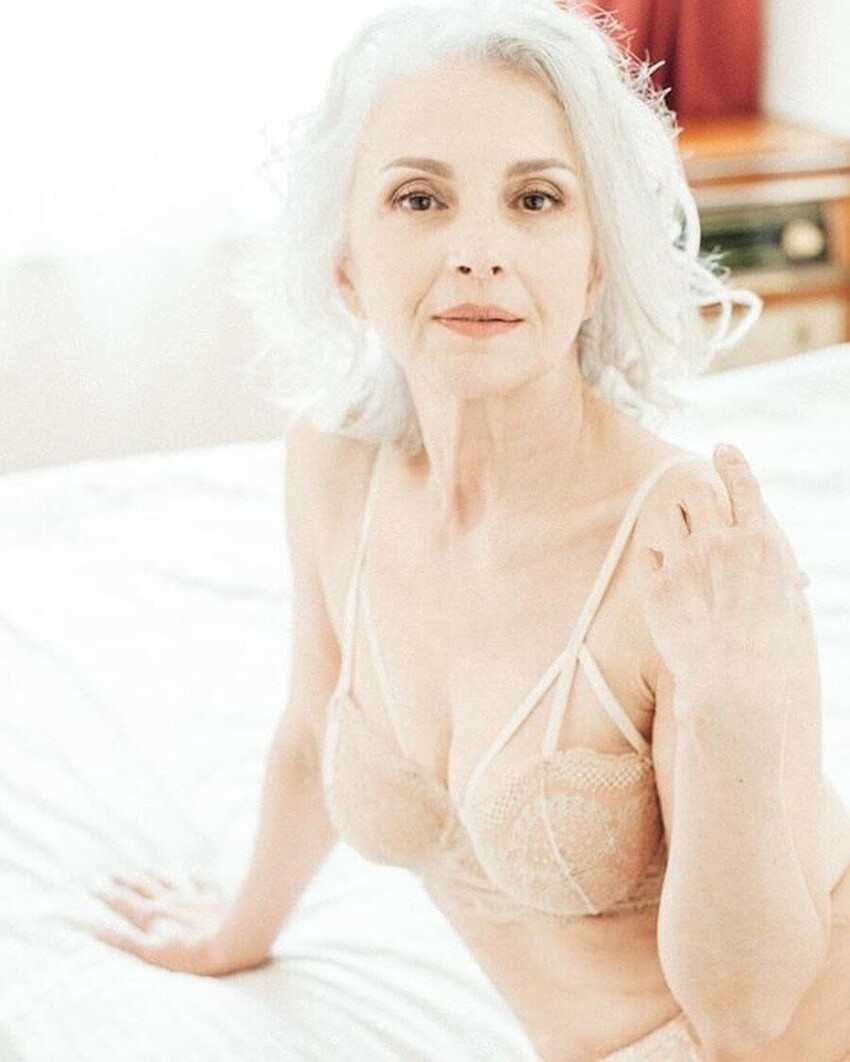 Playboy впервые опубликовал фото 61-летней модели в белье