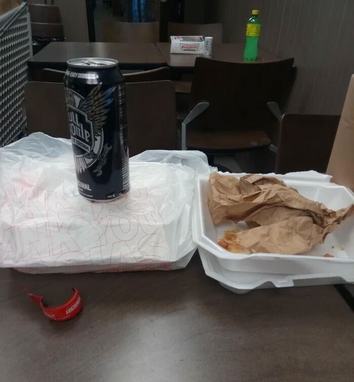 28. "Один из моих коллег всегда оставляет мусор на столе в кухне после того, как пообедал"