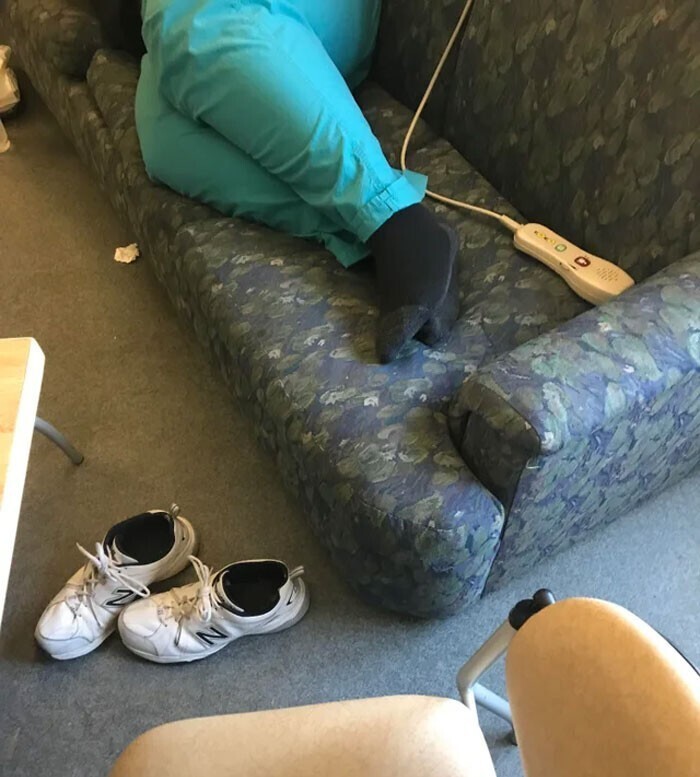 15. "Мой коллега снимает вонючие кроссовки и спит в комнате отдыха, пока мы обедаем"