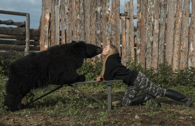 Девушка спасла медведя из зоопарка и теперь они лучшие друзья