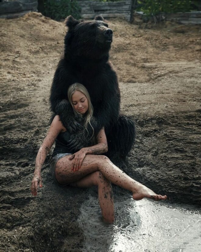 Девушка спасла медведя из зоопарка и теперь они лучшие друзья