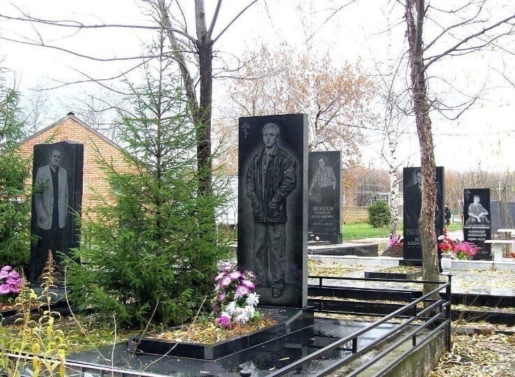 2. "Аллея героев" на Баныкинском кладбище Тольятти, названная в честь убитых в ходе Тольяттинской криминальной войны уголовников
