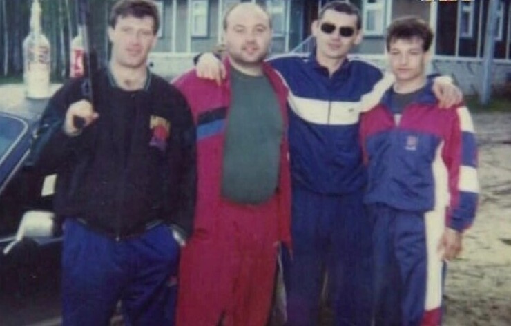 13. Члены Ореховской ОПГ. Виктор Комахин (второй слева, застрелен в 1995 году) и Игорь Чернаков (третий слева, убит в 1994 году)