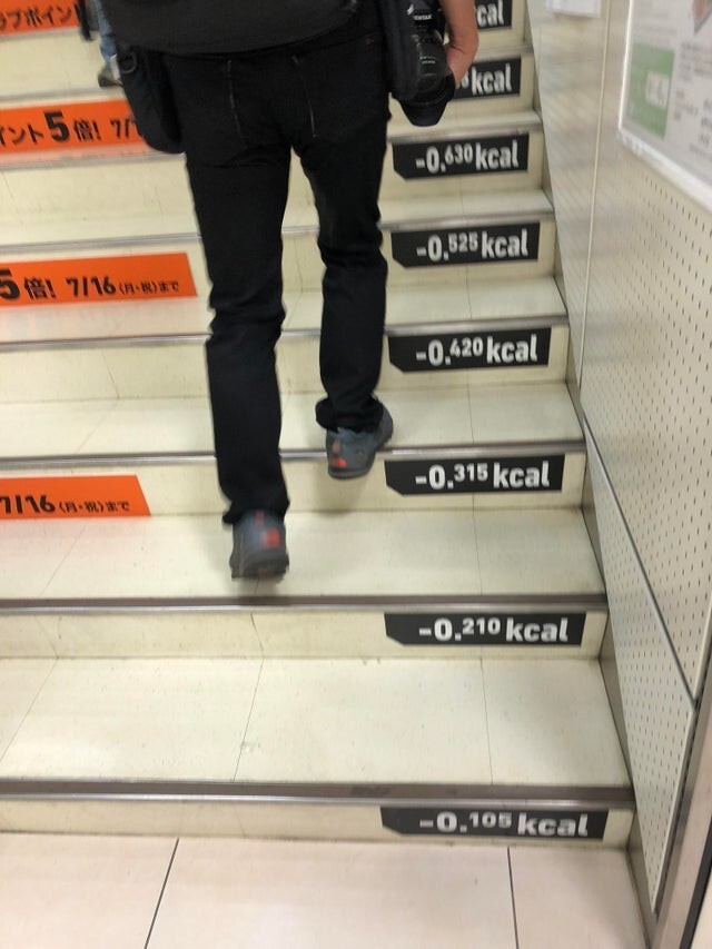 Лестница в магазине в Токио говорит вам сколько калорий вы сожгли