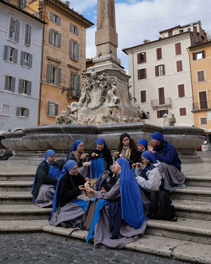 25. Рим, монахини на обеде