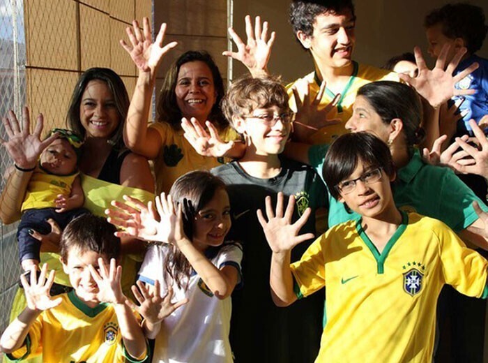 У этой бразильской семьи - наследственная полидактилия: у всех ее членов - по 12 пальцев