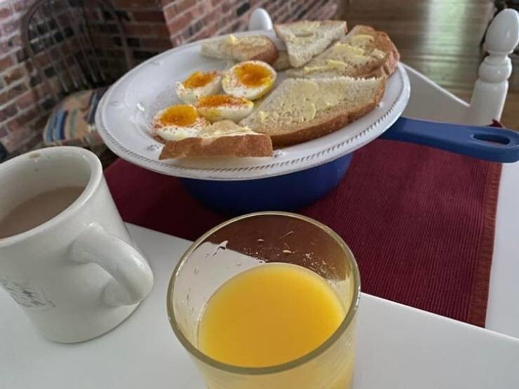 16. Поставьте тарелку с завтраком на кастрюлю с водой, в которой вы варили яйца, чтобы он не остыл