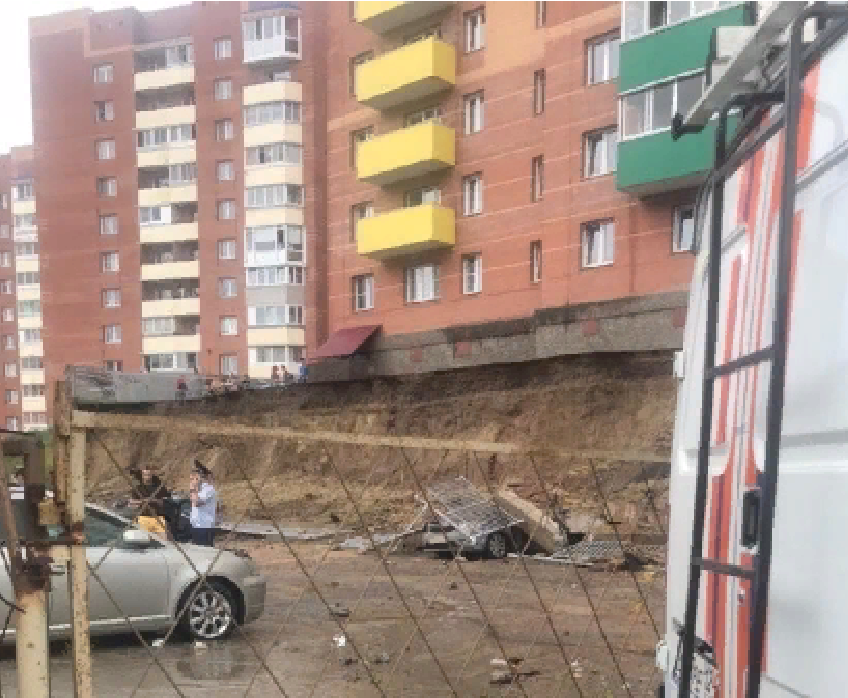 Сама упала. Застройщики Красноярска. В Красноярске обвалилась стена. В Красноярске стена рухнула. Обрушение подпорной стены в Красноярске.