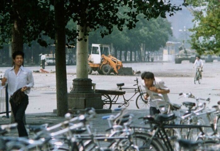 17. Площадь Тяньаньмэнь перед печально известной фотографией. Тот самый парень - в верхнем левом углу, 1989 г.