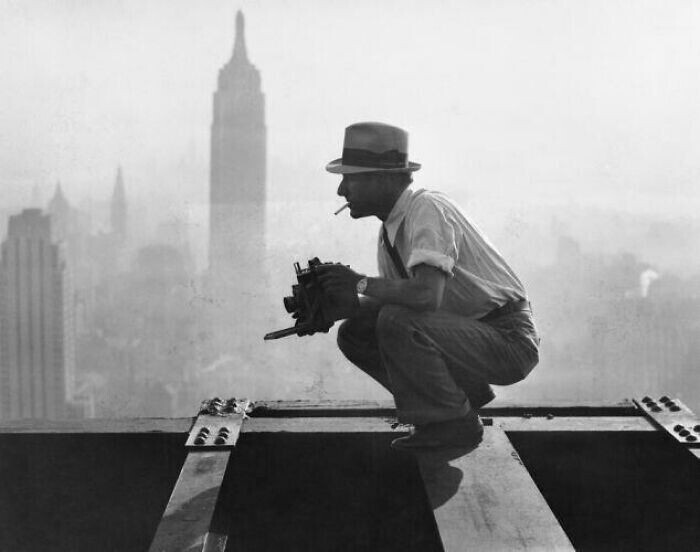 3. Чарльз Эббетс делает знаменитый кадр "Обед на небоскребе", фотографию рабочих в Нью-Йорке, которые едят свой обед на висящей стальной балке