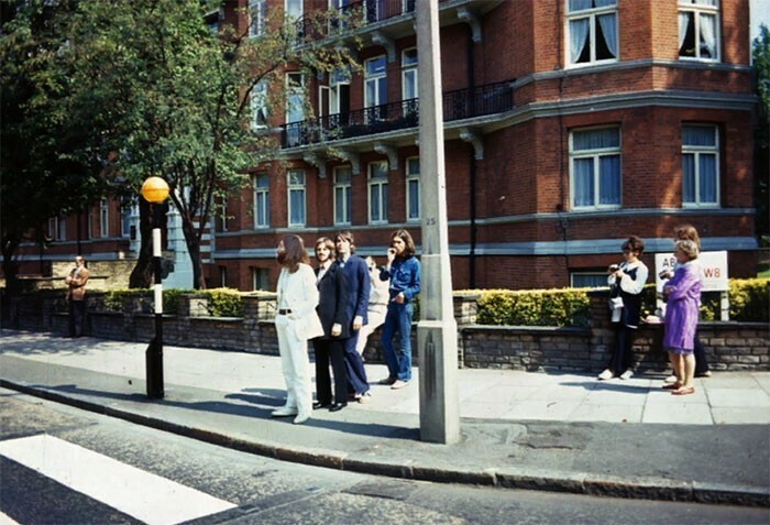 4. "Битлы" выстраиваются для фотографии на обложку альбома Abbey Road
