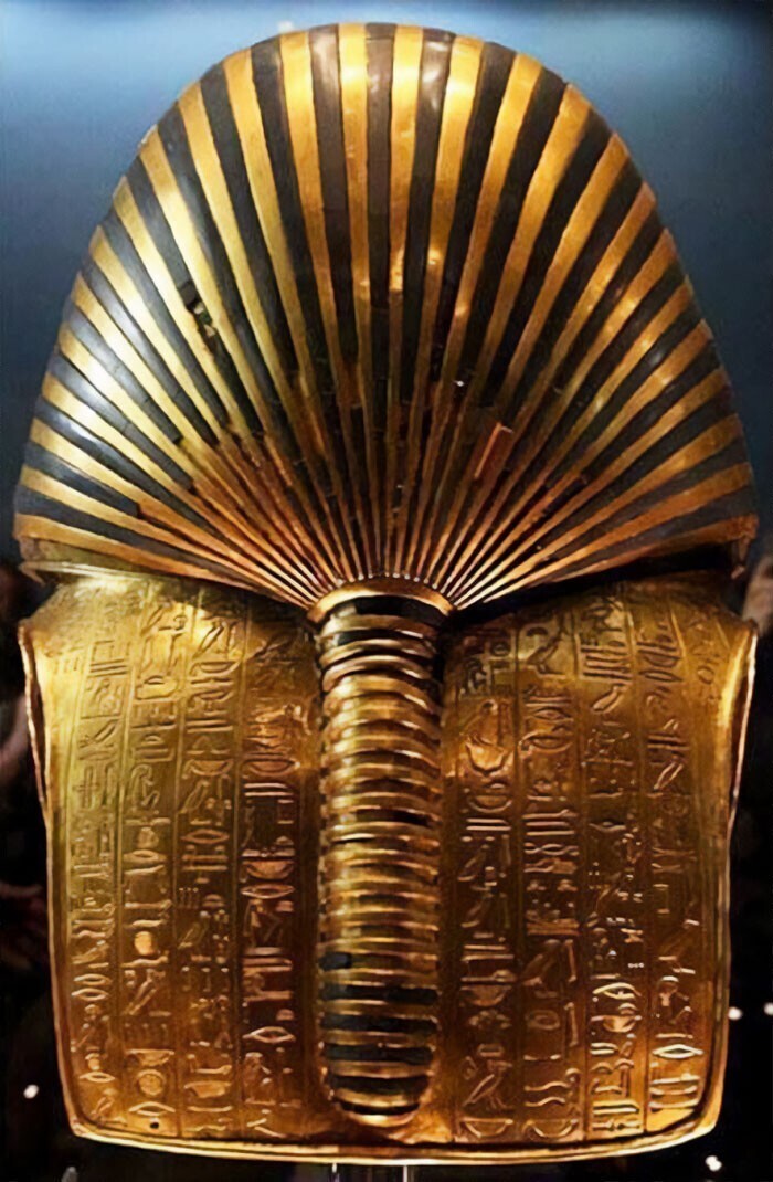 8. Вид на маску Тутанхамона сзади