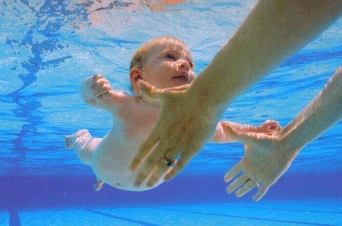 31. Ребенка, фотография которого была использована для обложки альбома Nevermind группы "Нирвана", вытаскивают из бассейна