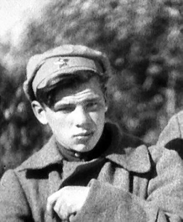 Первая небольшая роль Георгия Жженова в легендарном фильме «Чапаев», снятом в 1934 году. Впереди его ждут годы в лагерях ГУЛАГа и очень непростая судьба до полной реабилитации в 1955 году.