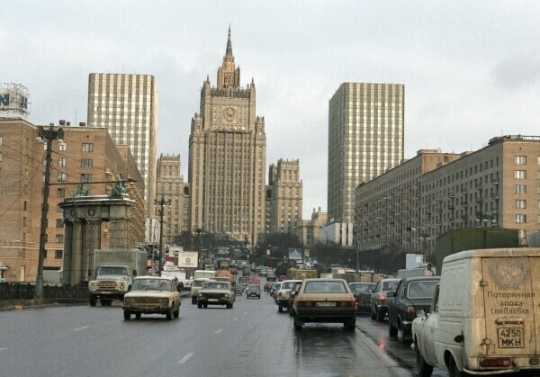 Пробка на Бородинском мосту и здание Министерства иностранных дел Москва (1995 год).