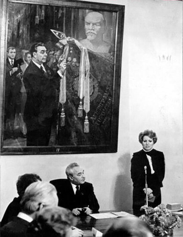 1-й секретарь Ленобкома КПСС Г.В. Романов слушает выступление 1-го секретаря Ленобкома ВЛКСМ В.И. Матвиенко. 1981 год