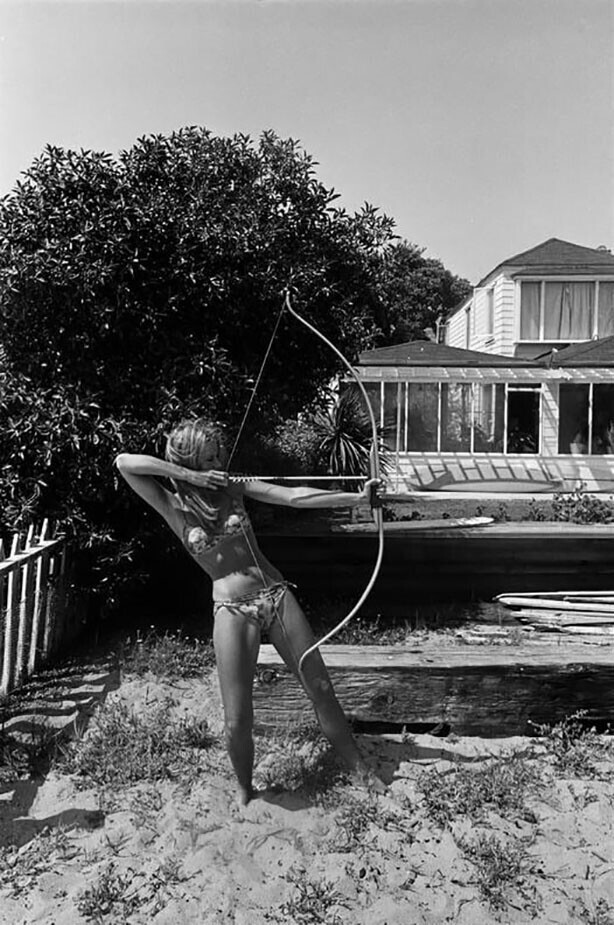 Джейн Фонда с луком. Малибу, 1965. Фото: Денис Хоппер