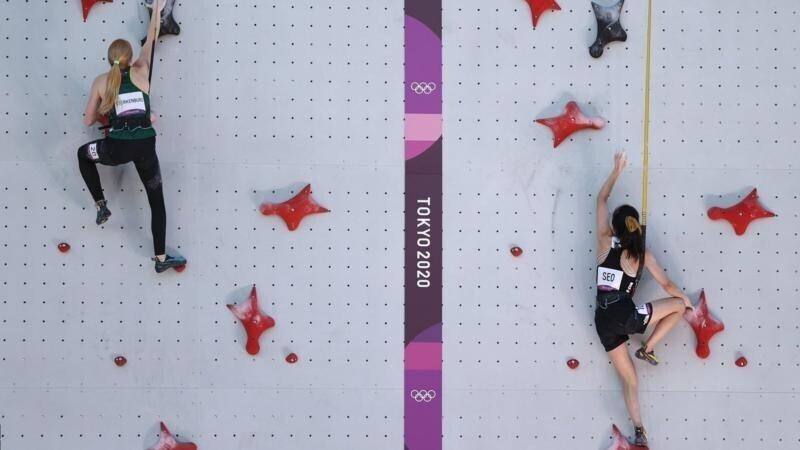 Эрин Штеркенбург из ЮАР и Чанхун Сео из Южной Кореи соревнуются в скоростном подъеме на отборочных соревнованиях по скалолазанию среди женщин