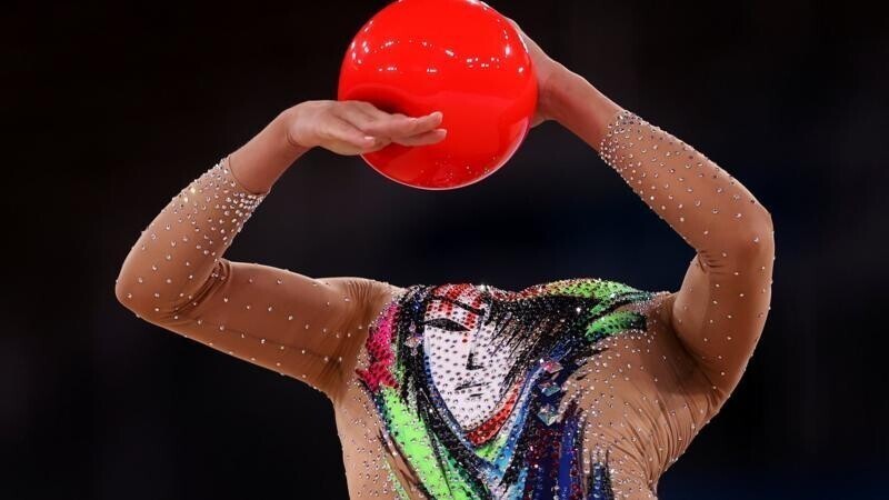 Линой Ашрам из Израиля, победительница в индивидуальном многоборье по художественной гимнастике. Упражнение с мячом