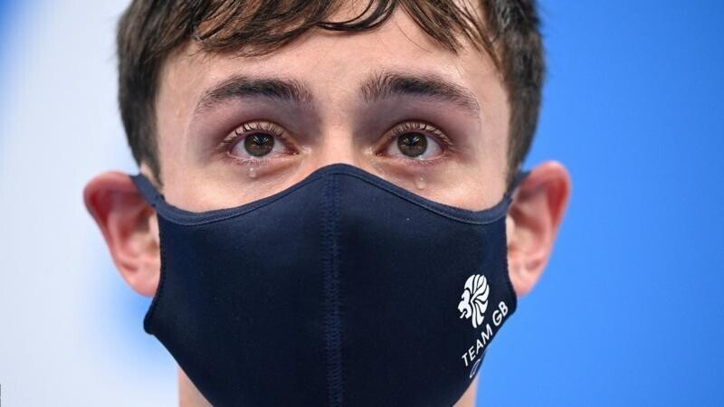 Том Дейли (Великобритания) получает свою первую за четыре Олимпиады золотую медаль в синхронных прыжках с 10-метровой вышки, завоеванную вместе с партнером Мэтти Ли