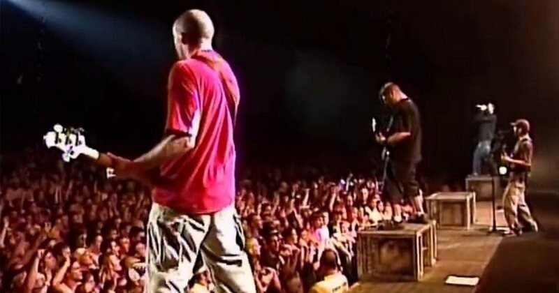 Минута славы: парню из толпы дали сыграть на гитаре, на концерте Linkin Park