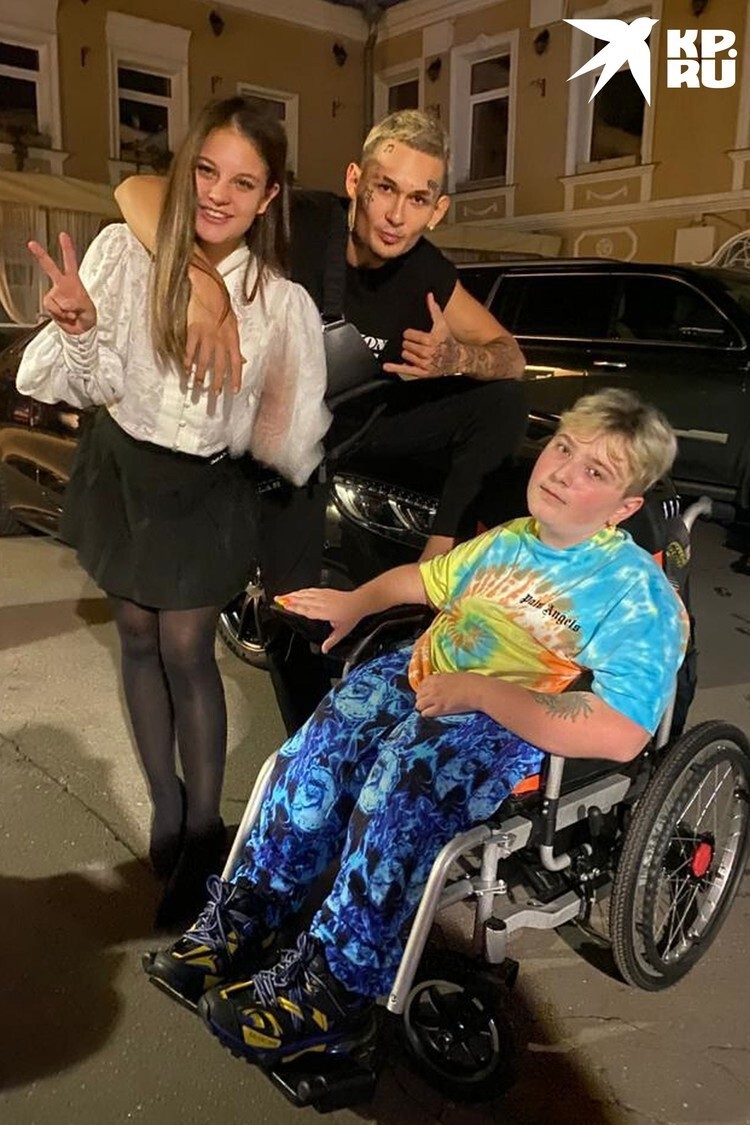 «Будешь на кухню за тарелками ездить»: Моргенштерн подарил подростку свою инвалидную коляску