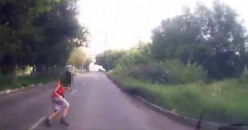 В Красноярске 9-летний мальчик попал под колёса автомобиля