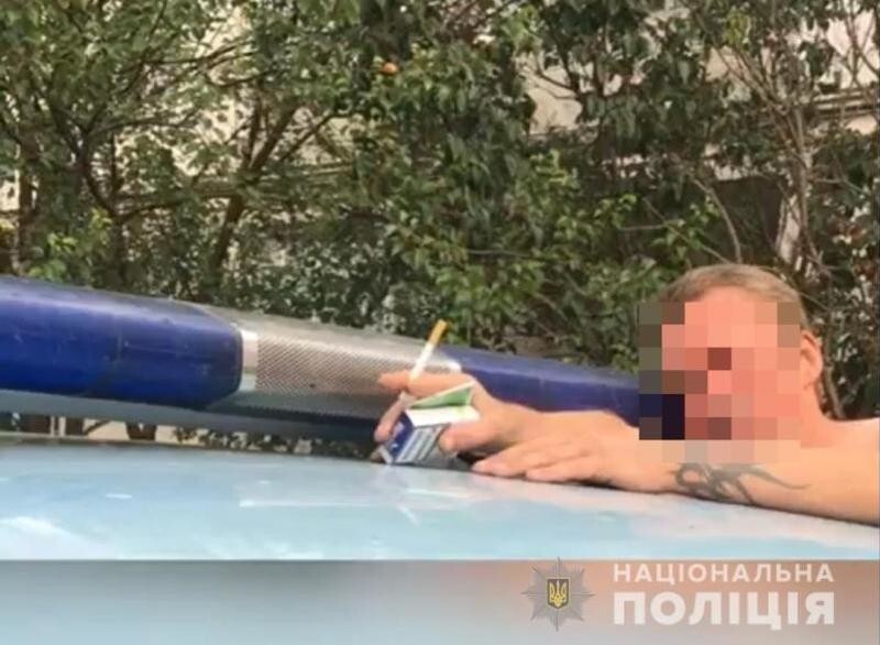 Под Харьковом голый наркоман навалял полицейскому и предложил "обнимашки"