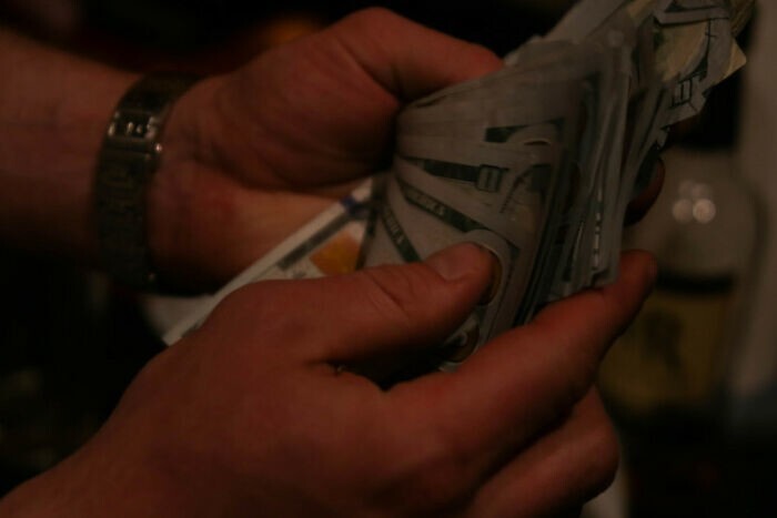 13. Никогда не светите толстой пачкой купюр, когда расплачивайтесь. Оставьте в кармане пару банкнот, а остальное держите отдельно.