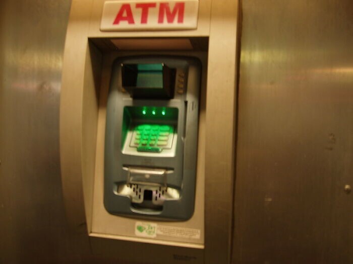 9. Прежде чем воспользоваться банкоматом, сильно потяните за считыватель карт. Мошенники часто устанавливают фальшивый поверх настоящего, чтобы украсть ваши данные