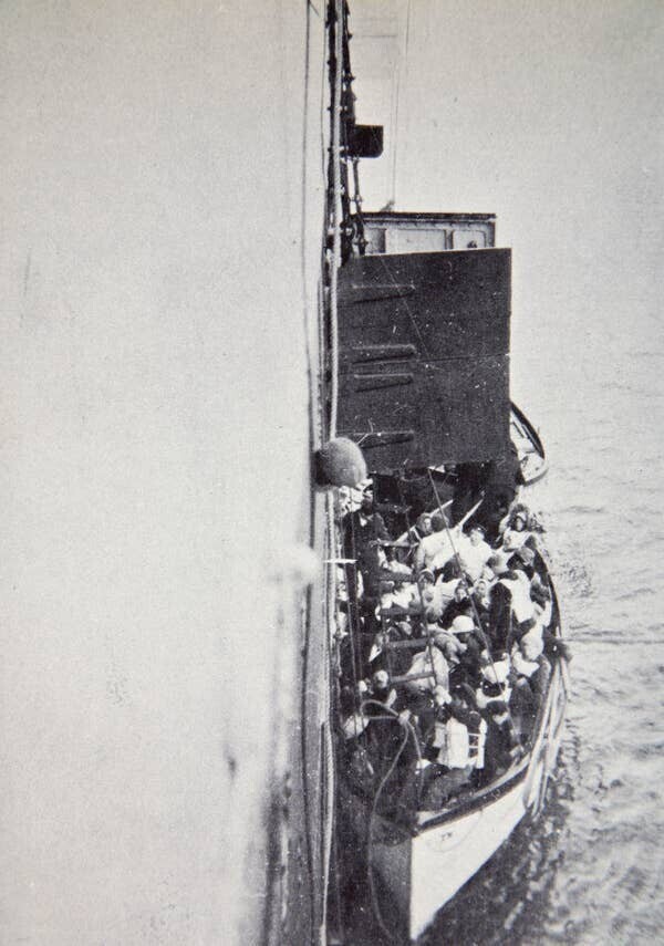 Спасательную шлюпку с "Титаника" поднимают на борт "Карпатии"